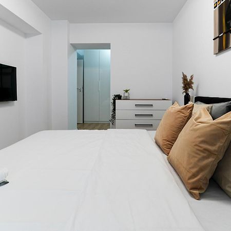 Sandra - Park-View Apt With Balcony & Parking บูคาเรสต์ ภายนอก รูปภาพ