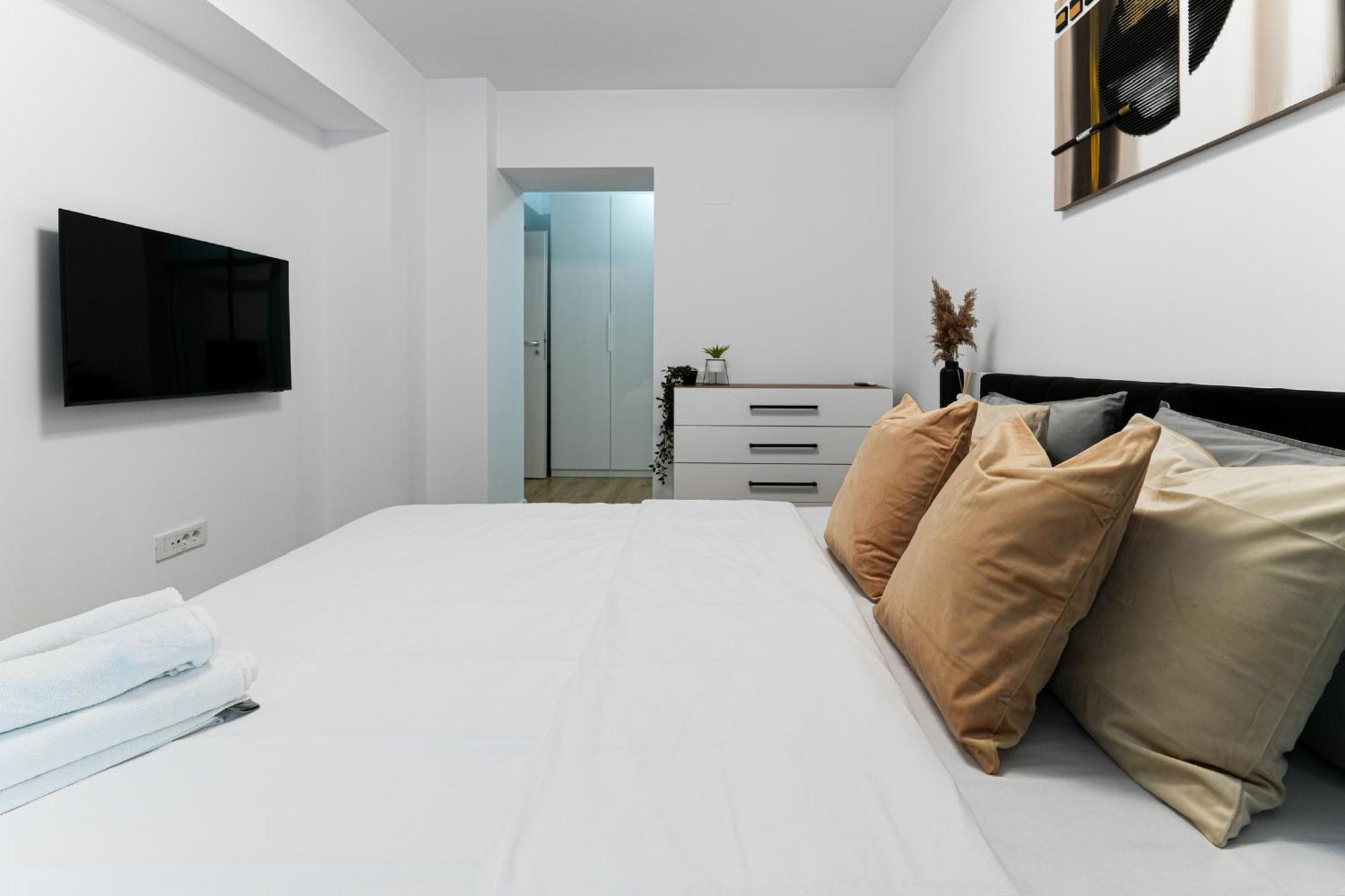 Sandra - Park-View Apt With Balcony & Parking บูคาเรสต์ ภายนอก รูปภาพ